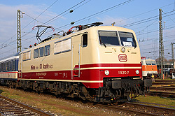 Im Einsatz für das Unternehmen TRI weilte die 111 212 am 2.3.2023 in Stuttgart Rosenstein. Die Lok bekam im Februar 2022 die rot/beige Lackierung und wird auch von DB-Gebrauchtzug vermietet. Eine TEE-farbene 111 hat es zur Bundesbahnzeiten nie gegeben!