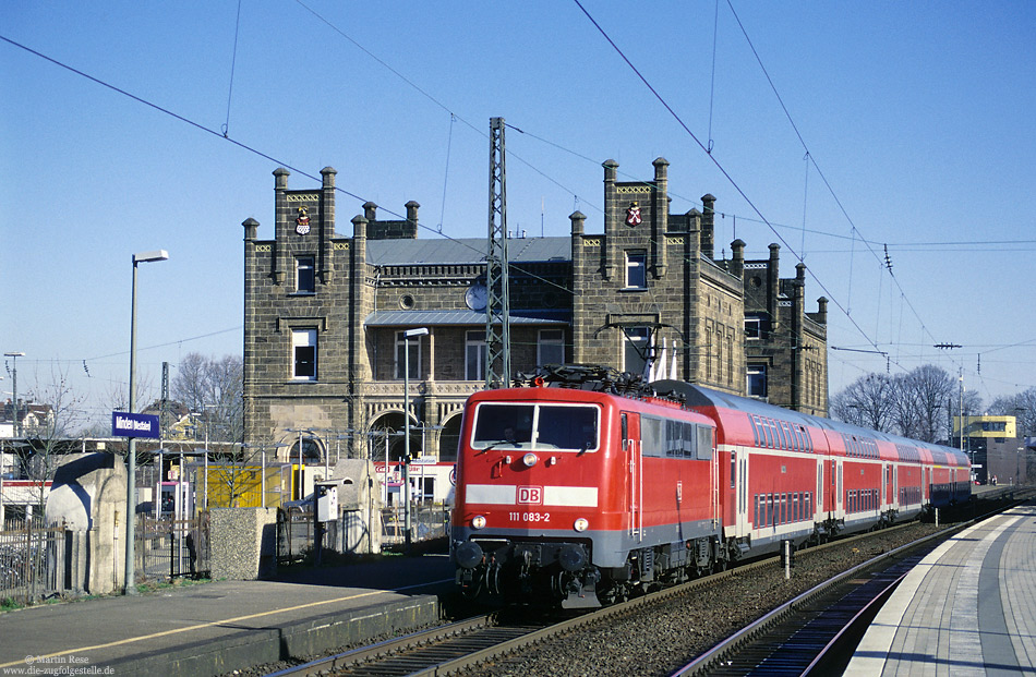 Unterwegs mit dem RE24006 Braunschweig – Bielefeld fährt die 111 083 in Minden ein.