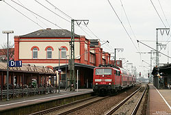 Mit dem RE14147 nach Münster Hbf erreicht die 111 089 den Bahnhof Leer.