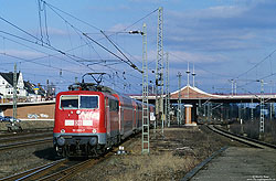 111 090 mit schmalem Kontrastbalken mit dem RE24012 Braunschweig – Bielefeld bei der Einfahrt in Löhne