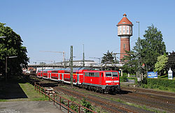 Auf dem Weg von Emden nach Münster verlässt der mit der 111 092 bespannte RE14125 den Bahnhof Lingen.