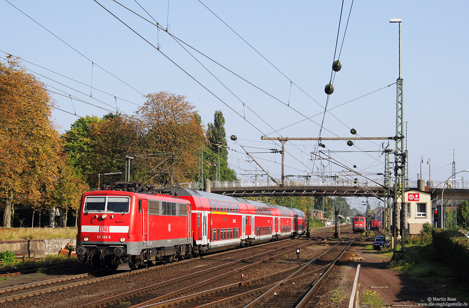 111 133 mit RE14111 im Bahnhof Lingen