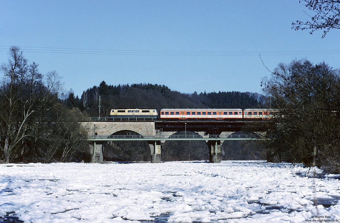 Am kalten 4.2.1998 überquert die 111 013 mit der S6568 nach Köln Nippes bei Rosbach die Sieg.