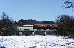 Am kalten 4.2.1998 überquert die 111 013 mit der S6568 nach Köln Nippes bei Rosbach die Sieg.