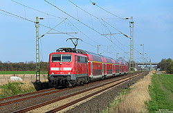 111 098 in verkehrsrot mit Doppelstockwagen zwischen Neuss Büttgen und Kleinenbroich