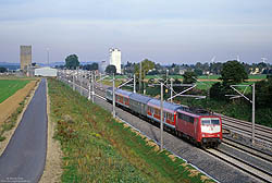 Am 1.10.2002 entstand bei Buir die Aufnahme der 111 113 vom Bw Dortmund mit dem RE10724 Münster – Düren