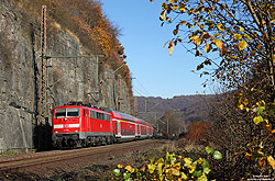 Bei schönstem Herbstwetter fährt die 111 116 am 9.11.2011 mit dem RE10416 (Dortmund Hbf – Aachen Hbf) bei Ennepetal gen Westen.