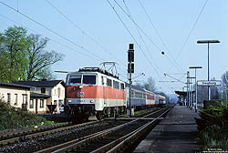 Mit der S12 nach Köln Nippes verlässt die 111 125 den Bahnhof Siegburg, 1.4.1997.