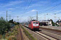 Mit dem RE11469 Krefeld – Siegen am Haken passiert die orientrote 111 127 den Bahnhof Köln Worringen