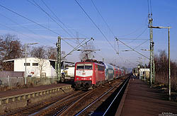 Mit 111 132 vor dem Steuerwagen passiert der RE10016 Bielefeld – Aachen den Bahnhof Sindorf ohne planmäßigen Halt.