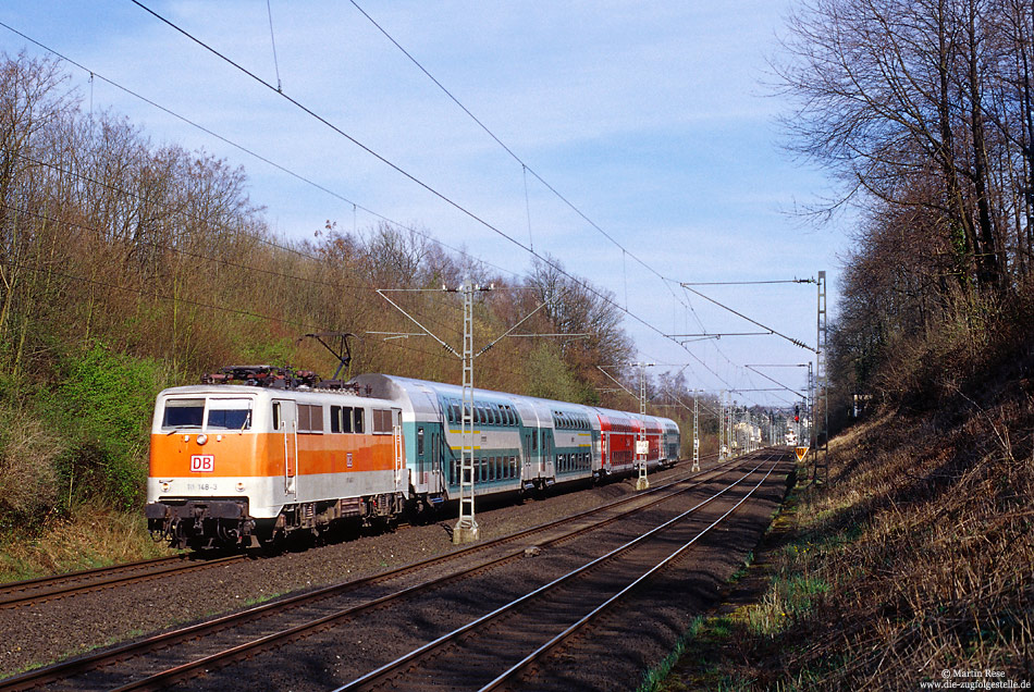 Am Nachmittag des 2.4.2001 fährt die Dortmunder 111 148 mit dem RE10430 bei Gruiten nach Aachen