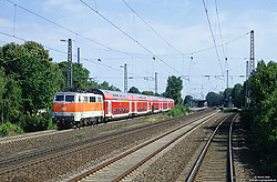 111 154 in lichtgrau/oranger S-Bahnlackierung mit RE1 am Haltepunkt Düsseldorf-Benrath