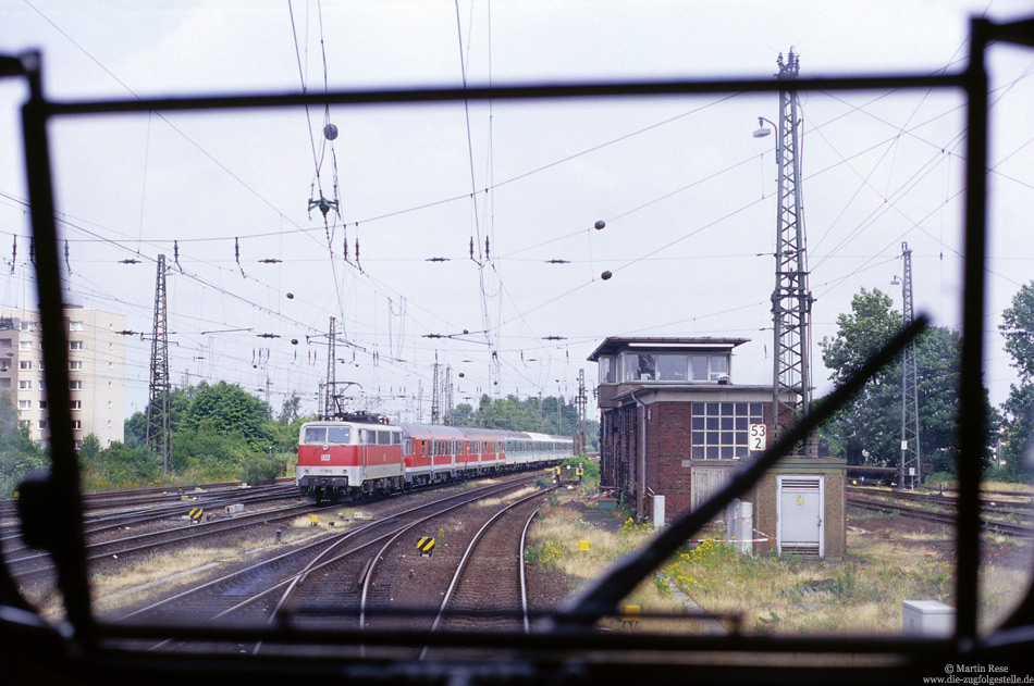 Blick aus einer Lok der Baureihe 110: 111 156 mit verkehrsroter Bauchbinde in Krefeld Hbf