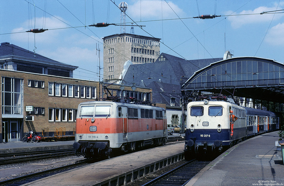 Am 11.7.1990 trafen sich die Düsseldorfer 111 119 und die Dortmunder 110 207 in Aachen Hbf.
