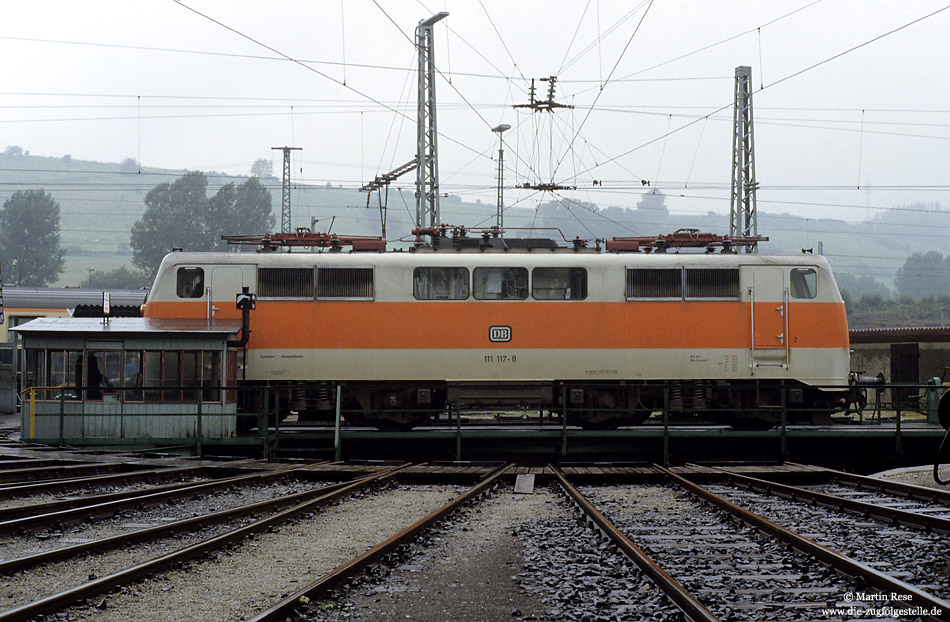 Am 8.9.1984 habe ich die Düsseldorfer 111 117 auf der Drehscheibe in Altenbeken fotografiert.