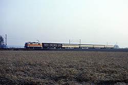 Zwischen Salzkotten und Scharmede fährt die Düsseldorfer 111 138 mit dem D2747  durch die Felder. 