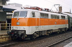 Als ich die Düsseldorfer 111 140 am 14.6.1983 in Paderborn Hbf fotografiert habe war die Lok gerade mal vier Jahre alt. Am 23.4.2014 wurde die 111 140 nach 35 Dienstjahren abgestellt.
