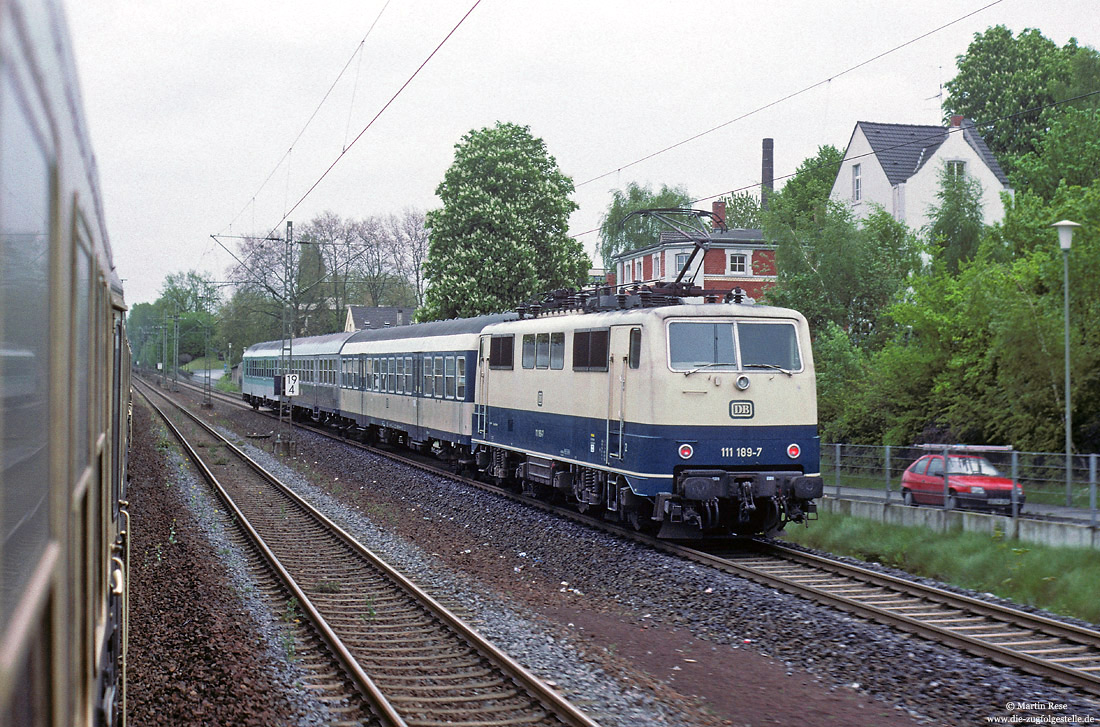 Im Sommer 1992 kamen die Münchener 111 189 bis 196 von der Isar an den Rhein. Bei Erkrath schiebt die Düsseldorfer 111 189 die S8 bergauf nach Hochdahl. Die S8 wurde seiner Zeit im Vorlaufbetrieb mit 111 und n-Wagen gefahren. Bemerkenswert ist der Bnrzb 729 vom S-Bahnversuchszug 