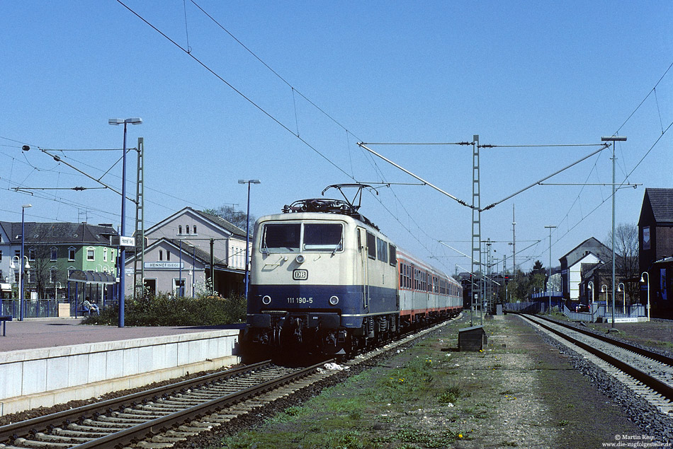 Am 18.4.1994 wartet die Düsseldorfer 111 190 mit der S12 nach Köln Nippes in Hennef auf die Abfahrtzeit.