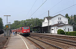 Mit dem RE10917 nach Siegen erreicht die 111 010 Eschweiler Hbf, 23.5.2012.