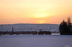 Im letzten Licht des 8.12.2012 fährt die 111 015 mit der RB11324 zwischen Sechtem und Brühl nach Wuppertal