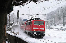 Am kalten 8.12.2010 passiert die Kölner 111 016 mit dem RE10418 Dortmund – Aachen den Abzweigbahnhof Gruiten. 