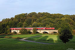 Am Morgen des 10.9.2012 fährt die 111 079 zwischen Blankenberg und Merten mit dem RE10903 nach Siegen