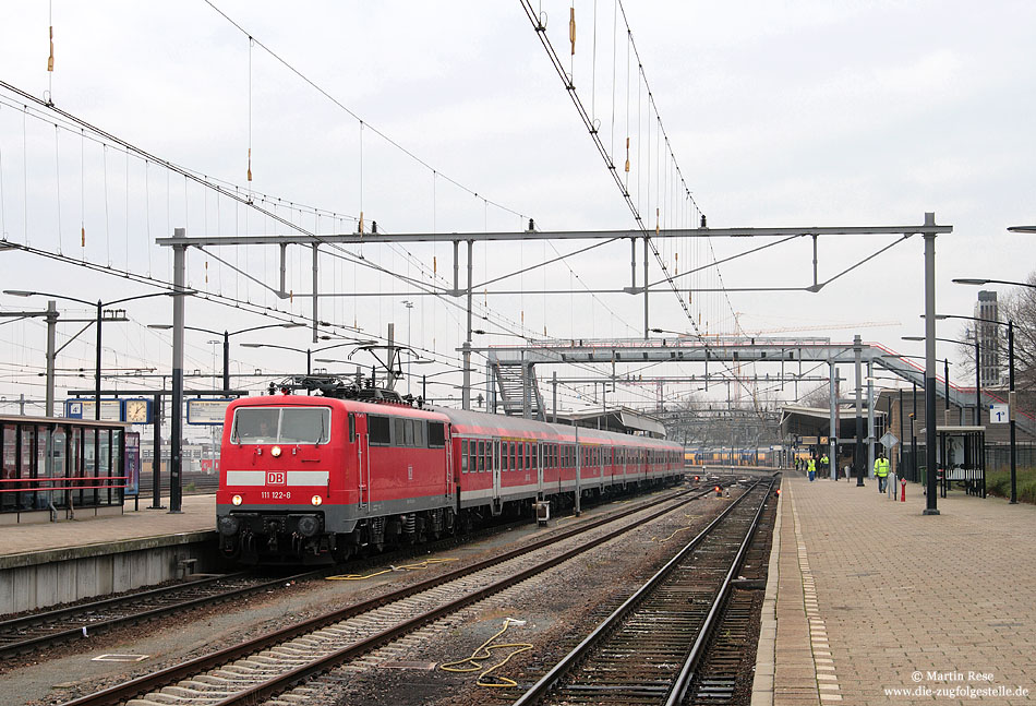Am 1.12.2009 steht die 111 122 mit dem RE9019 nach Hamm abfahrbereit in Venlo.