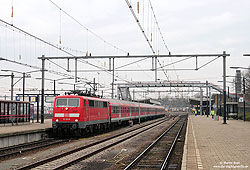 Am 1.12.2009 steht die 111 122 mit dem RE9019 nach Hamm abfahrbereit in Venlo.