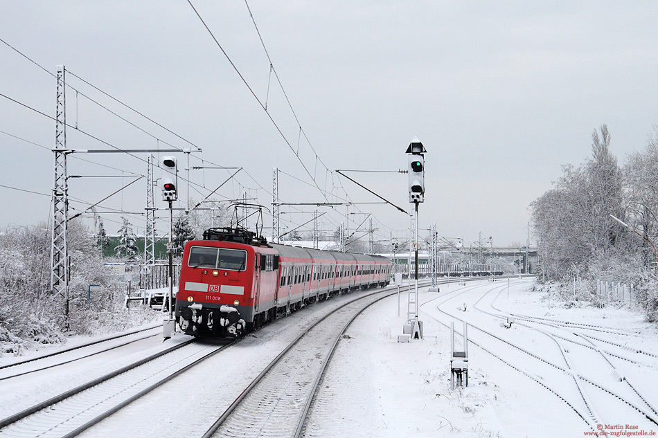 111 008 mit RE4562 in Gernsheim auf der Riedbahn im Schnee