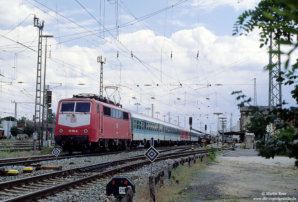 Als Zuglok des RE20366 nach Würzburg Hbf verlässt die Frankfurter 111 051 am 1.6.2000 den Bahnhof Bamberg