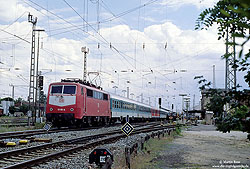 Als Zuglok des RE20366 nach Würzburg Hbf verlässt die Frankfurter 111 051 am 1.6.2000 den Bahnhof Bamberg