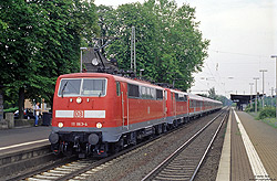 Für den aus sieben n-Wagen gebildeten RE 25475 (Gießen - Frankfurt/Main Hbf) wäre eine 111-Doppeltraktion sicherlich nicht nötig gewesen! Offenbar wollte man sich am 28.7.2006 so eine Lokleerfahrt ersparen, fotografiert in Bad Nauheim.