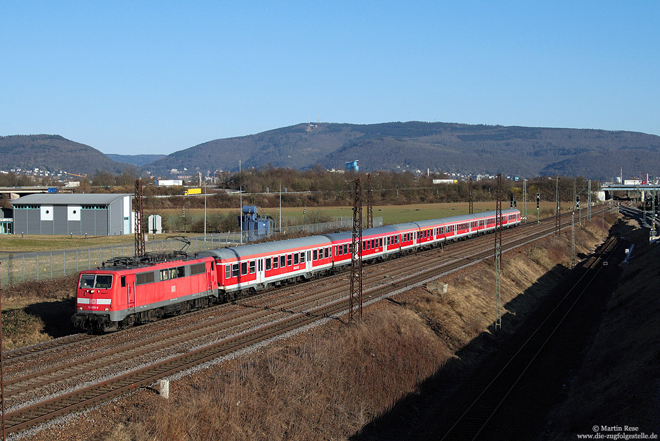 Bei Heidelberg Wieblingen fährt die 111 070 mit der aus sechs n-Wagen gebildeten RB15364 nach Frankfurt.