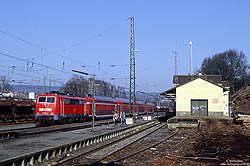 111 090 mit schmale Kontrastfläche im Bahnhof Neuhof