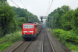 Am 16.6.2020 war die 111 100 für eine defekte 114 im Einsatz und bespannt bei Schlüchtern-Ziegenberg den RE4511 nach Frankfurt/Main Hbf.