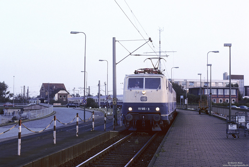 Mit dem Interregiovorläufer D2018 aus Heidelberg fährt die 111 105 in Norddeich Mole ein. 14.9.1991