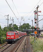 Auf dem Weg mit dem RE4610 von Aschaffenburg nach Frankfurt/Main Hbf passiert die 111 187 am 8.6.2015 das westliche Einfahrsignal von Hanau.
