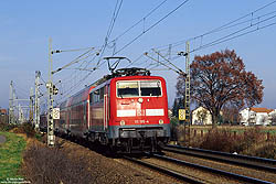Am 25.11.2004 fährt die Lok bei Gernsheim mit dem RE36013 nach Mannheim.
