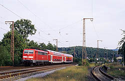 Frankfurter 111 197 mit zwei Doppelstockwagen im Bahnhof Rudersdorf