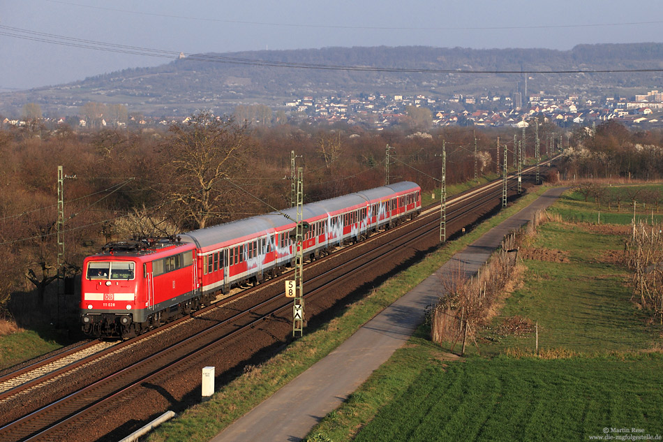 111 028 vom Bw Trier mit dem RE12190 zwischen Gau Algesheim und Bingen Gaulsheim 