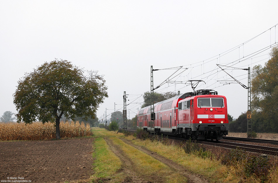 Bei Böhl Iggelheim fährt die Trierer 111 169 mit dem RE4273 nach Mannheim Hbf