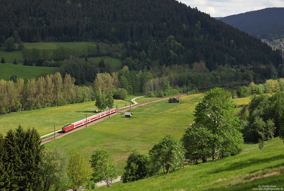111 045 fährt mit dem RE38959 durch das Murgtal und erreicht in Kürze Baiersbronn