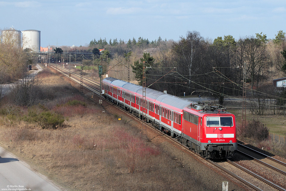 Zwischen Waghäusel und Wiesenthal fährt die 111 072 mit der RB18519 nach Karlsruhe Hbf 