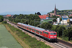 Bei Köndringen fährt die Freiburger 111 062 mit der RB31097 nach Neuenburg