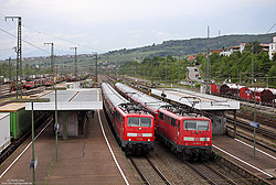 In Weil am Rhein begegnen sich die Freiburger 111 064 und 111 061