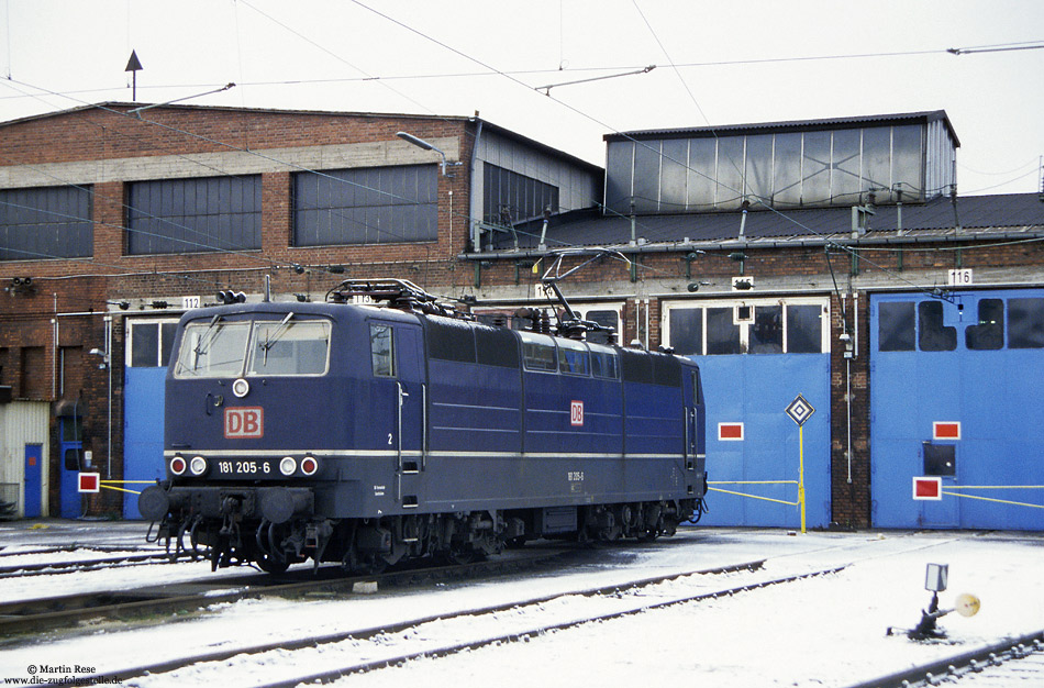 181 205 in blau im Bw Köln Deutzerfeld im Schnee