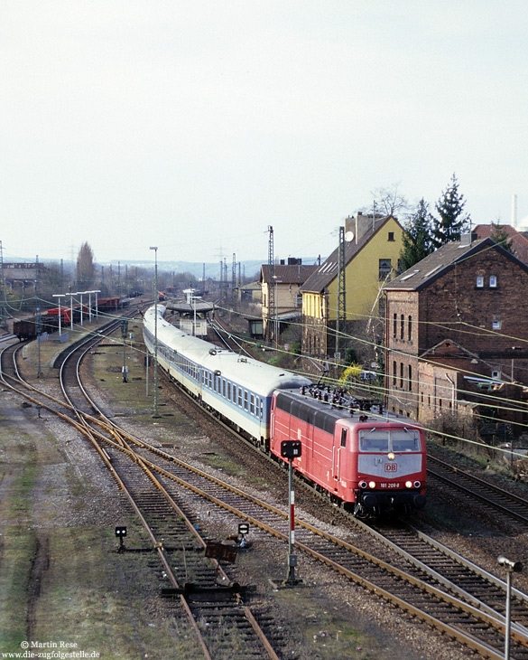 181 209 in orientrot mit IR2536 auf der Saarstrecke im Bahnhof Bous
