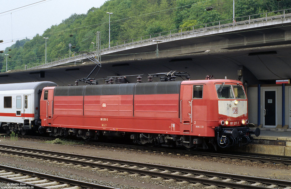 181 215 in orientrot im Bahnhof Koblenz Hbf
