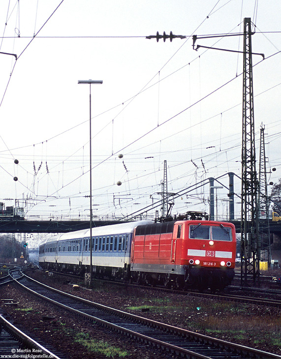181 216 in verkehrsrot mit IR2072 im Bahnhof Bruchsal